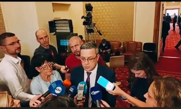 Тома Биков: Нинова незабавно да върне мандата, задържането му е погазване на Конституцията - Tribune.bg