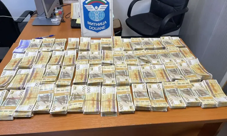 Рекорд: Митничари откриха 1,5 млн. недекларирани евро в автомобила на семейство с бебе - Tribune.bg