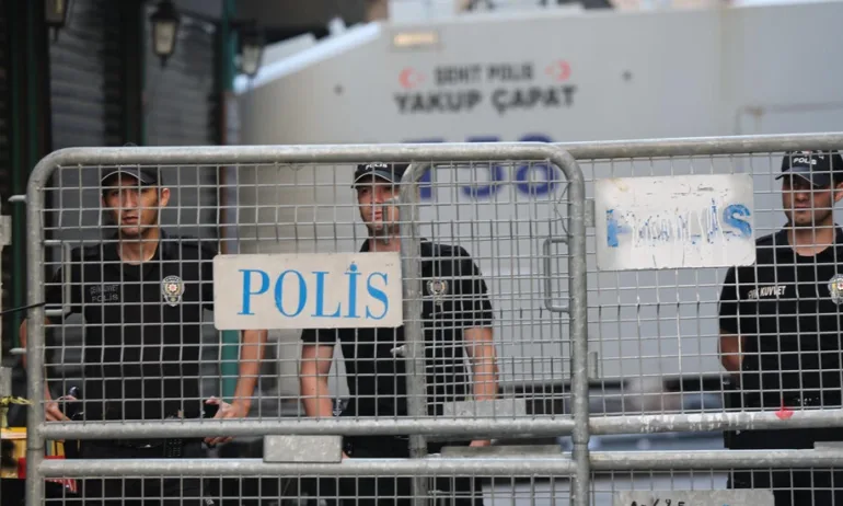 Мащабна полицейска акция в Истанбул с над 1000 задържани - Tribune.bg