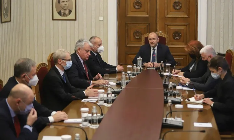 Радев отново защити мерките и Стойчо Кацаров - Tribune.bg