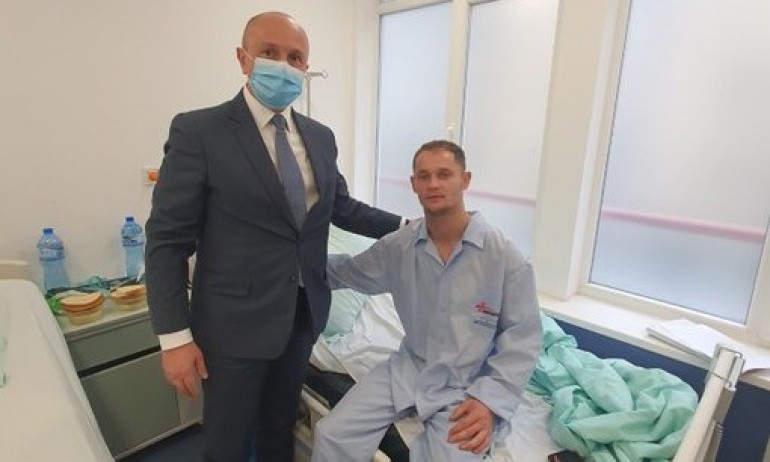 Сръбският посланик посети мъжа, който помага на пътници са се измъкнат от горящия автобус на Струма - Tribune.bg