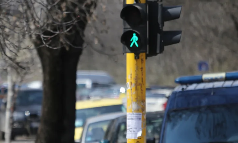 Ирония на съдбата: Полицай минал на червено и ударил беемвето на Рашкова - Tribune.bg