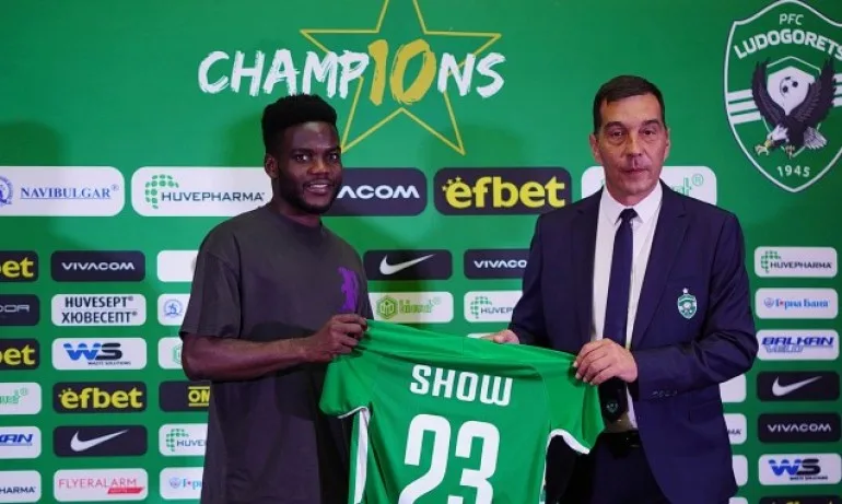 ШОК! Въоръжени държаха 6 часа играч на Лудогорец на летище - Tribune.bg