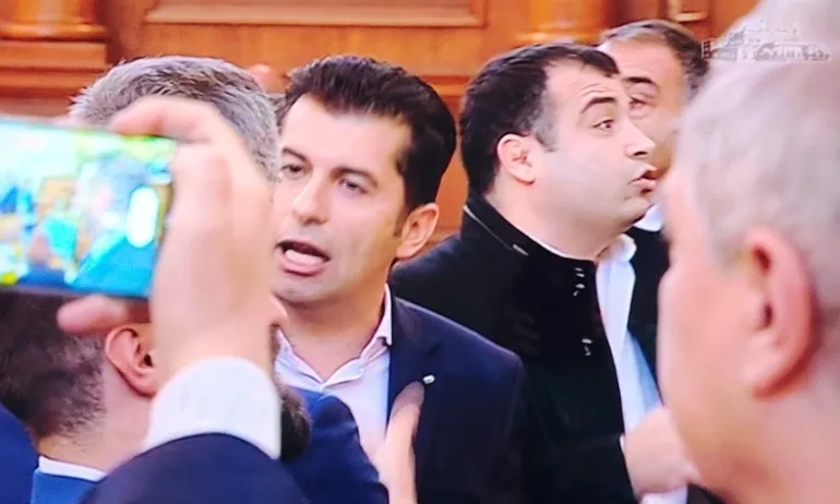 С панаирджийски изпълнения започна обсъждането на ИК, отстраниха Настимир Ананиев - Tribune.bg