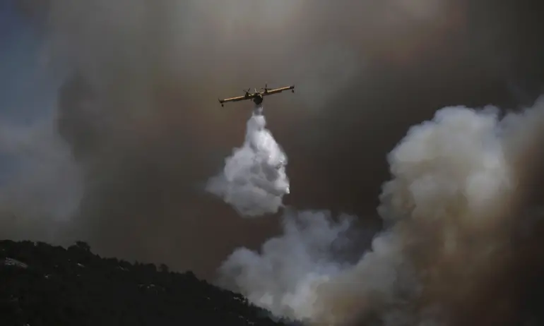В битка с огъня: Самолет, гасящ пожарите в Гърция се разби (ВИДЕО) - Tribune.bg