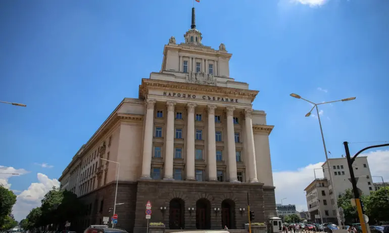Конституцията и местните данъци и такси влизат днес в комисиите в НС - Tribune.bg