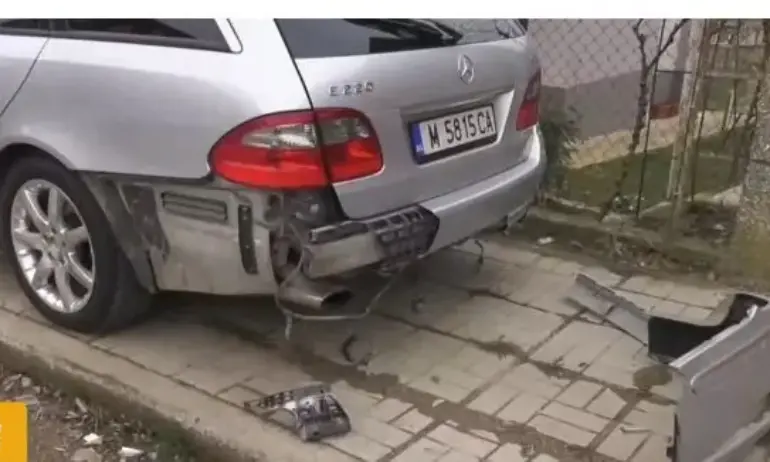 Пиян шофьор удари три коли и се обърна по таван - Tribune.bg