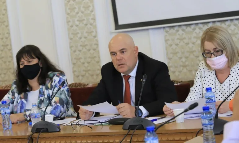 Гешев е внесъл в парламента цялата документация около разследването за полицейското насилие над протестиращи - Tribune.bg