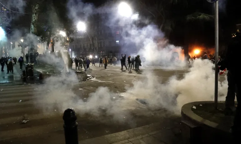Втора поредна вечер на тежки сблъсъци между полицията и протестиращите в Грузия - Tribune.bg