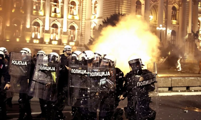 Сърбия въвежда вечерен час, протестиращи нахлуха в парламента - Tribune.bg