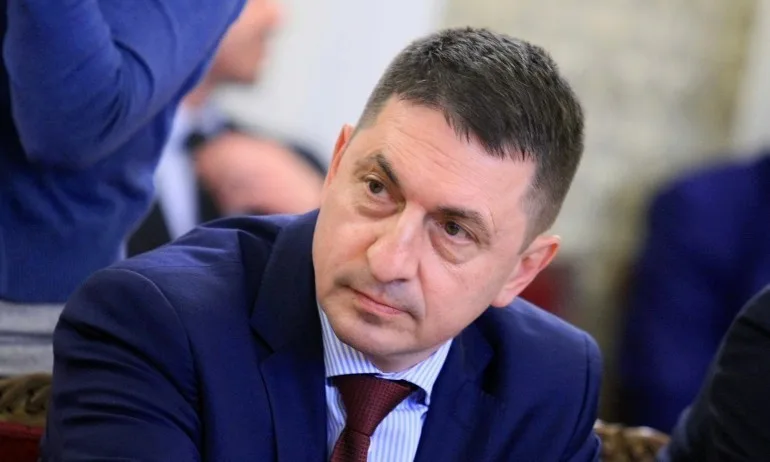 Министър Христо Терзийски: 80 служители на МВР са пострадали при снощния протест - Tribune.bg