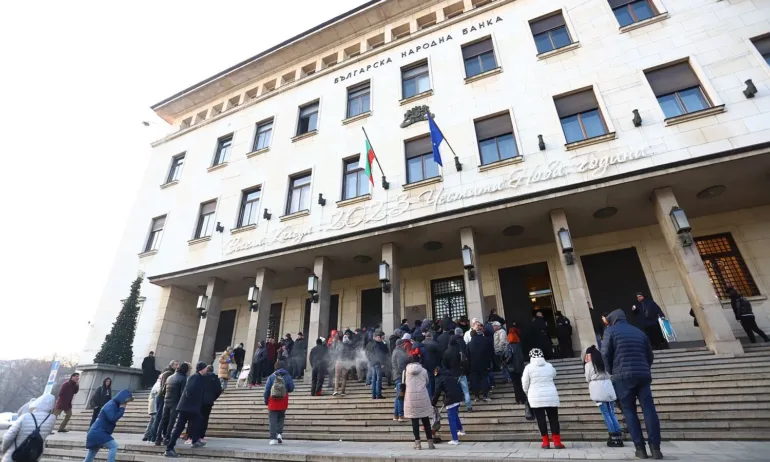 Среднощни опашки се извиха пред БНБ за сребърна монета с лика на Христо Ботев - Tribune.bg
