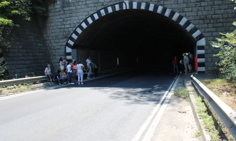Тунел Железница на Е-79 в пълен мрак от 6 дни заради кражба, трябват 100 хил. лева да светне отново - Tribune.bg