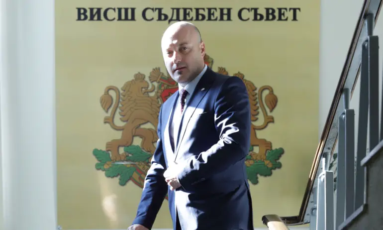 Министър Славов се зарече, че ще защити пълното разделяне на