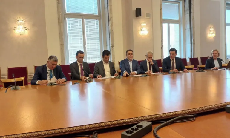 Между популизма и фантастиката: ПП представиха новите си предложения в Бюджет 2025 - (ВИДЕО) - Tribune.bg