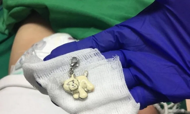 Извадиха ключодържател от гърлото на 2-годишно дете - Tribune.bg