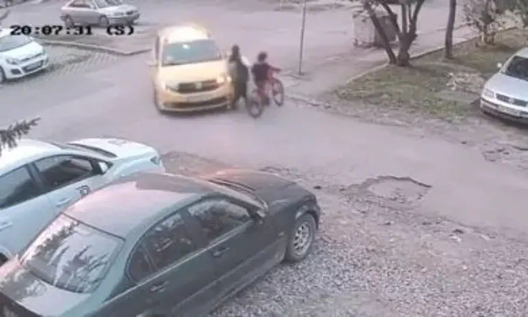 Таксиметро шофьор удря майка с дете и бяга от престъплението.