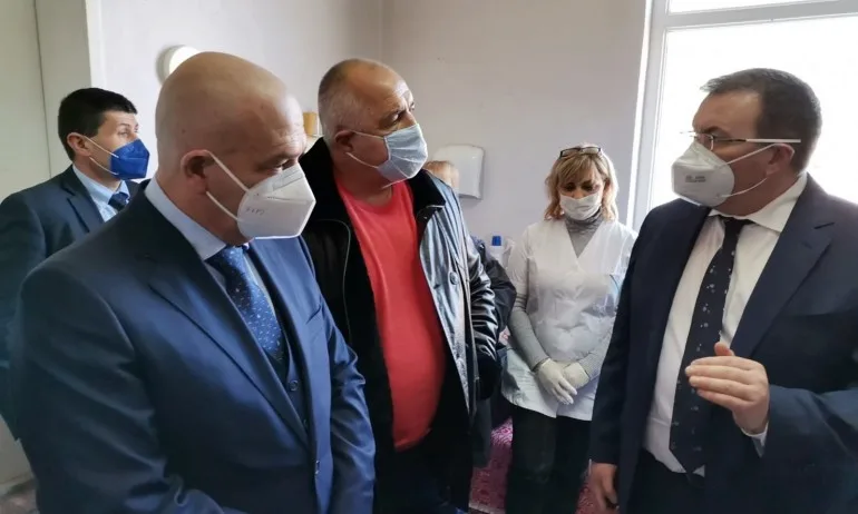 Премиерът провери ваксинационния процес в малките населени места - Tribune.bg