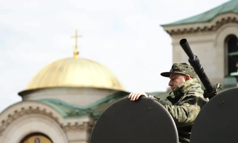 Духовен водач да бъде дърпан от военна машина?! Ковчегът трябваше да бъде носен на рамене от гвардейците - Tribune.bg