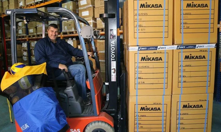 Любо Ганев дарява 700 топки на българския волейбол - Tribune.bg