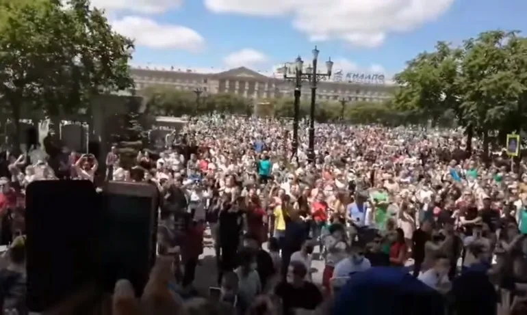 Най-малко 35 хил. протестираха в източния руски град Хабаровск в подкрепа на местния губернатор - Tribune.bg