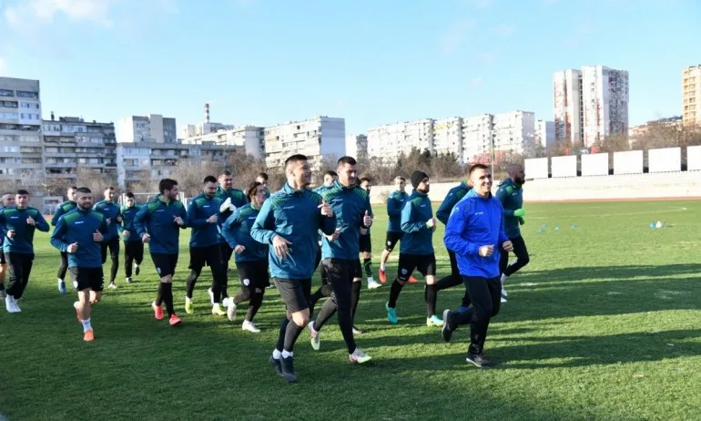 Снегът отложи Черно море - Ботев Вр, шест други тима от елита ще играят днес - Tribune.bg