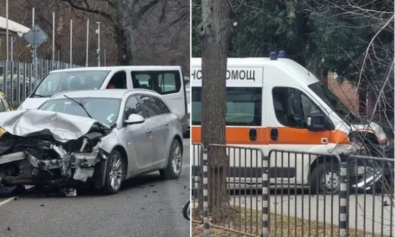 Сблъсък на кола и линейка на бул.Драган Цанков в столицата - Tribune.bg