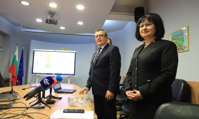 Старт на матурите: Зрелостниците пишат по Вариант № 1 на изпита по Български език и литература - Tribune.bg