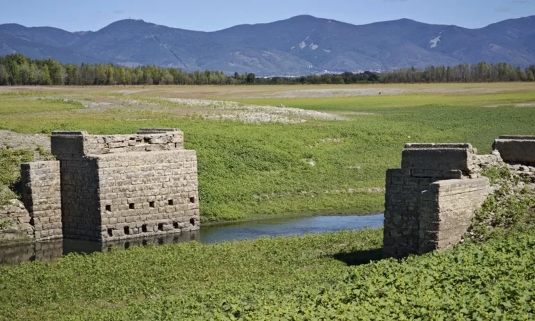 Мостът Шейтана изплува от водите на Копринка - Tribune.bg