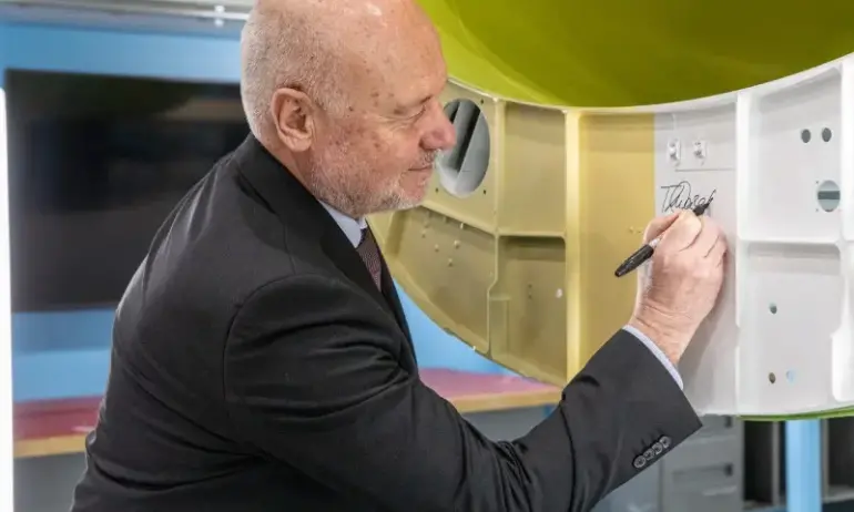 Тагарев сложи подписа си на първия изтребител F-16, предназначен за България - Tribune.bg