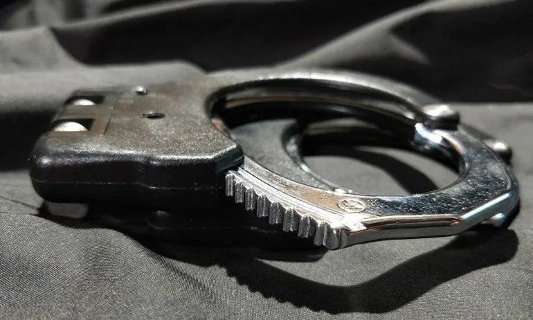 Арестуваха агресивен мъж, крещящ Аллах Акбар във влака Амстердам-Париж - Tribune.bg