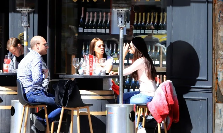 Заведенията с предложение – обособяване на зони за ваксинирани и неваксинирани клиенти - Tribune.bg