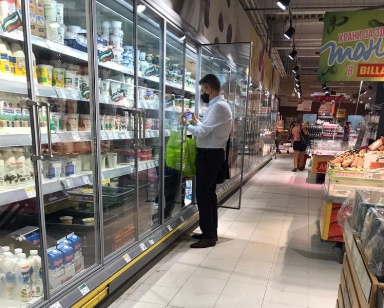 Николов се интересува от състава и срока на годност на продуктите