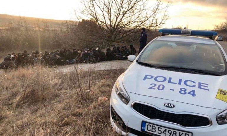 Заловиха близо 50 мигранти край Нова Загора - Tribune.bg