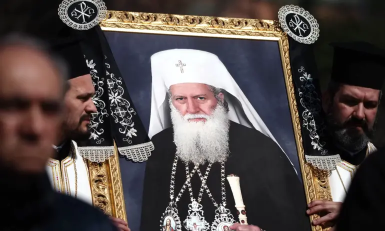 Положиха тленните останки на патриарх Неофит в църквата Света Неделя - Tribune.bg