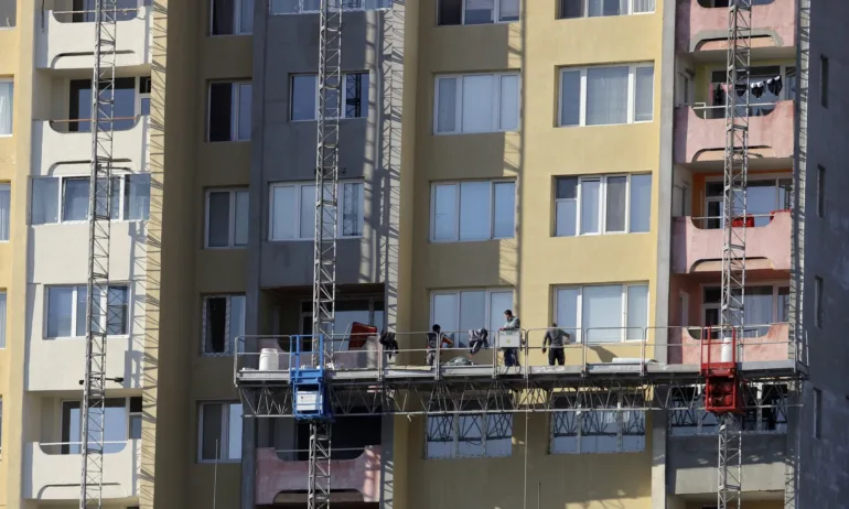 Парите по новата програма за безплатно саниране ще стигнат за едва 1000 сгради в страната - Tribune.bg