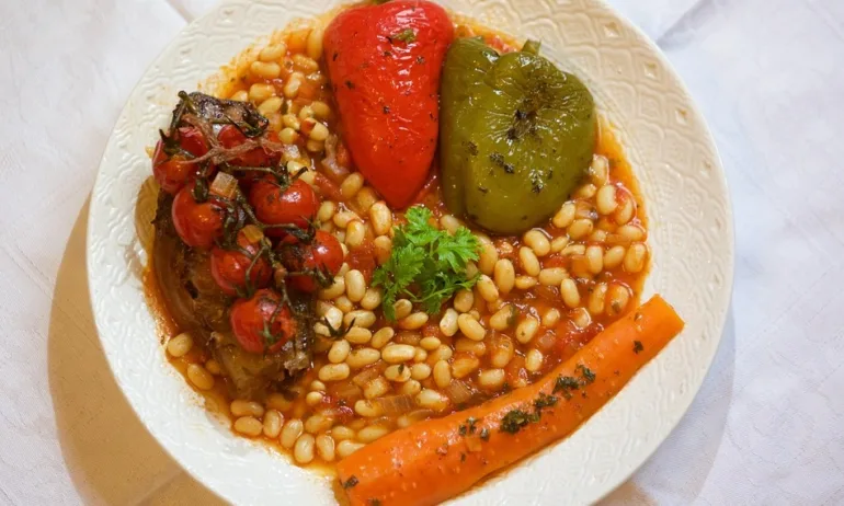 Между канона и обичая: постната трапеза и несъбраната маса на Бъдни вечер - Tribune.bg