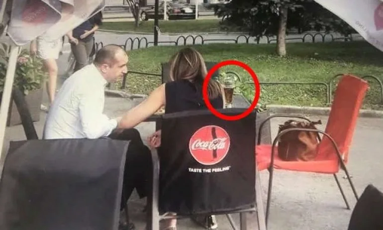 Посред бял ден – Радеви на бира в градинката на Народния театър - Tribune.bg