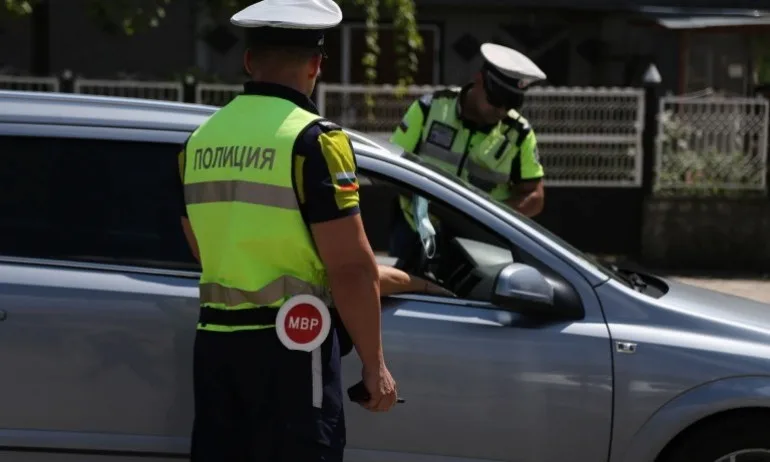 Пиян шофьор се опита да подкупи полицаи със златно кюлче - Tribune.bg