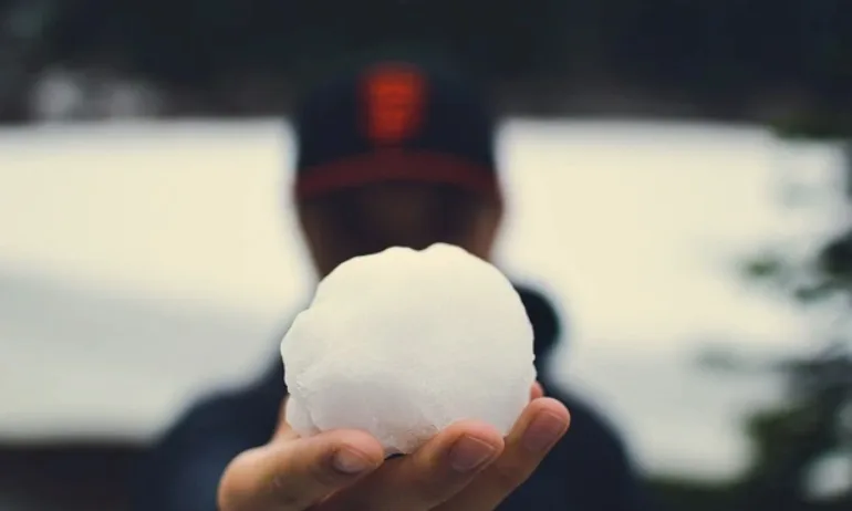 Счупиха пръстите на осмокласник заради хвърлена снежна топка по кола - Tribune.bg