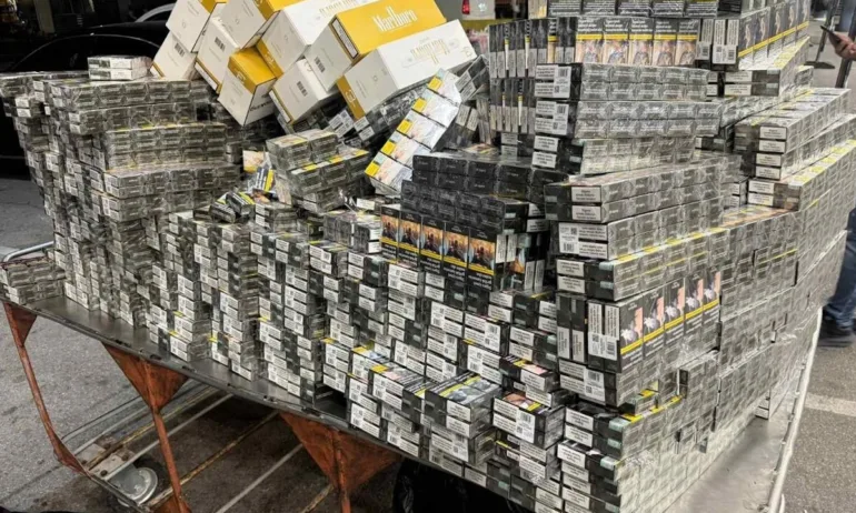 Митничари хванаха над 125 000 къса цигари, укрити в пътнически куфари - Tribune.bg