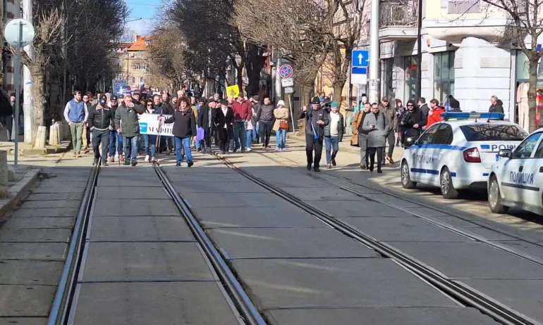 Протестът срещу Борислав Сарафов пред ВСС прерасна в шествие - Tribune.bg