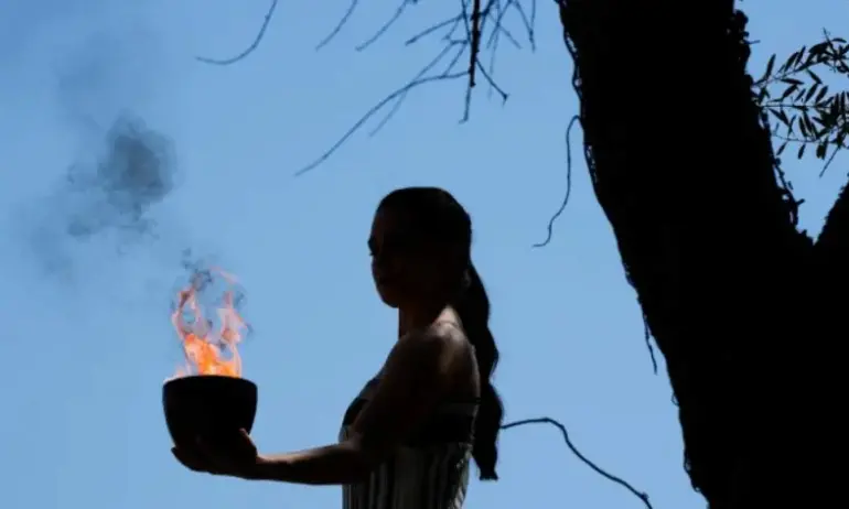 Жрица запали олимпийския огън в храма на богинята Хера - Tribune.bg