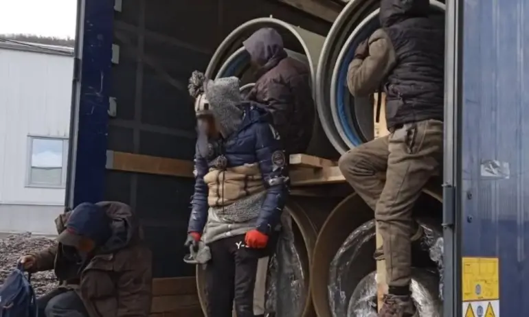 Заловиха нелегални мигранти, скрили се в тръби - Tribune.bg