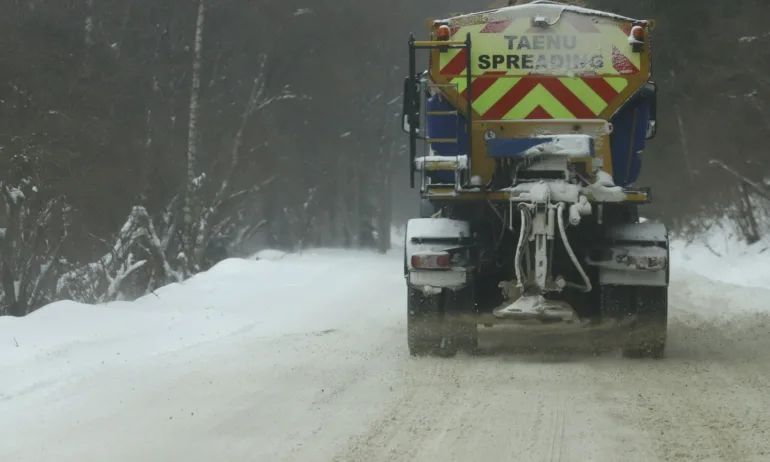 Пиян и надрусан младеж заедно с компанията му пребиха шофьор на снегорин до Монтана - Tribune.bg