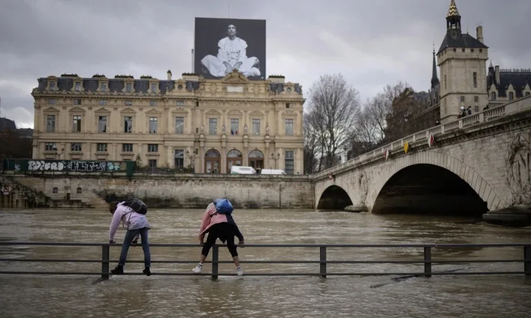 Преля река Сена в Париж - Tribune.bg