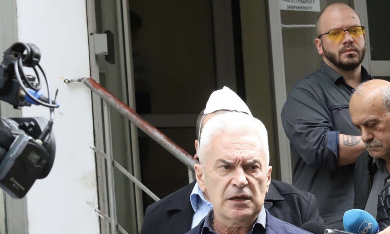 Сидеров критикува Костадинов, че спазва карантината и не е на протеста - Tribune.bg
