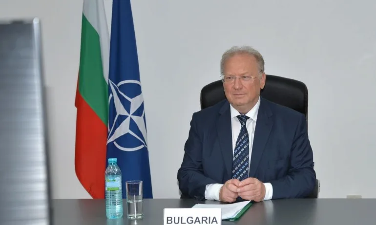 Външният министър на среща на НАТО: България ще приеме до 70 афганистанци - Tribune.bg