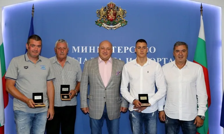 Министър Кралев награди бронзовия медалист от Световното първенство по плуване за юноши Йосиф Миладинов - Tribune.bg