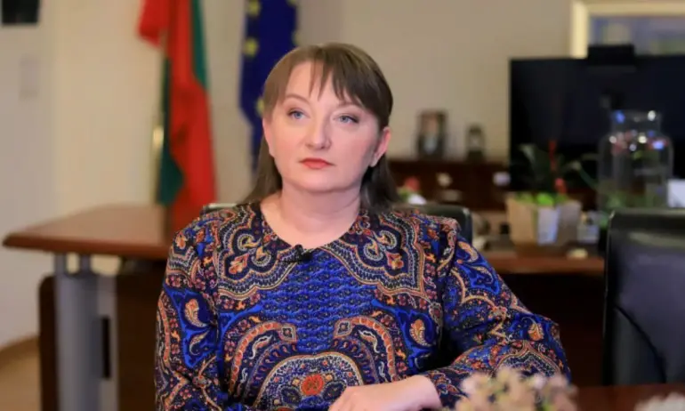 Деница Сачева: 2 милиона души в България по неофициални данни са засегнати от темата осиновяване - Tribune.bg